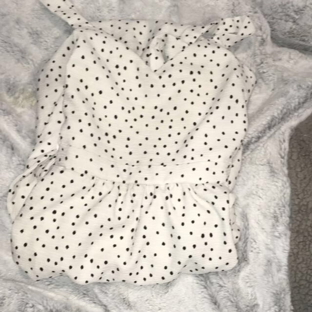 New with no tags pretty sundress .tie in the back